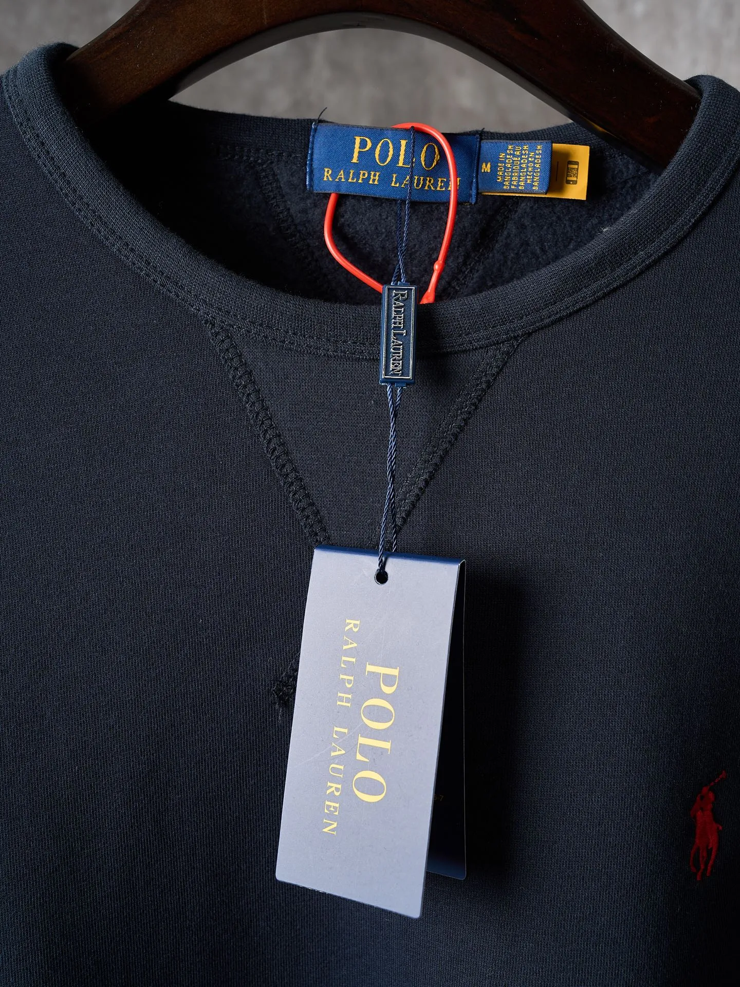 P290 Actual auction] Ralph Lauren/Ralph Lauren solid color pony logo embroidered round neck sweatshirt (navy blue) [Ready stock] S M L XL custom cloud-like honey cotton fleece sweatshirt material with delicate touch and comfortable skin fit. A touch of midnight navy blue as the main color, exquisite red pony logo embellishment, full of recognition, with an atmosphere of freedom and vitality, pure and smart color symphony, and outlines a high-end outline with extreme simplicity. Become the smart focus of vision and show your taste in silence. Use imported machine embroidery technology. Use advanced computer control system and precision mechanical components to realize the iconic pony embroidery operation. High precision. The lines are smooth and delicate. Adopt Hasuo technology. Use specific machines to sew. Hasuo has high fastness. It adds visual effects. It is time-consuming and labor-intensive. The fabrics have been washed and have a better hand feel. Not easy to deform. Not easy to shrink. Not easy to fade. Maintain long-term beauty and fit.